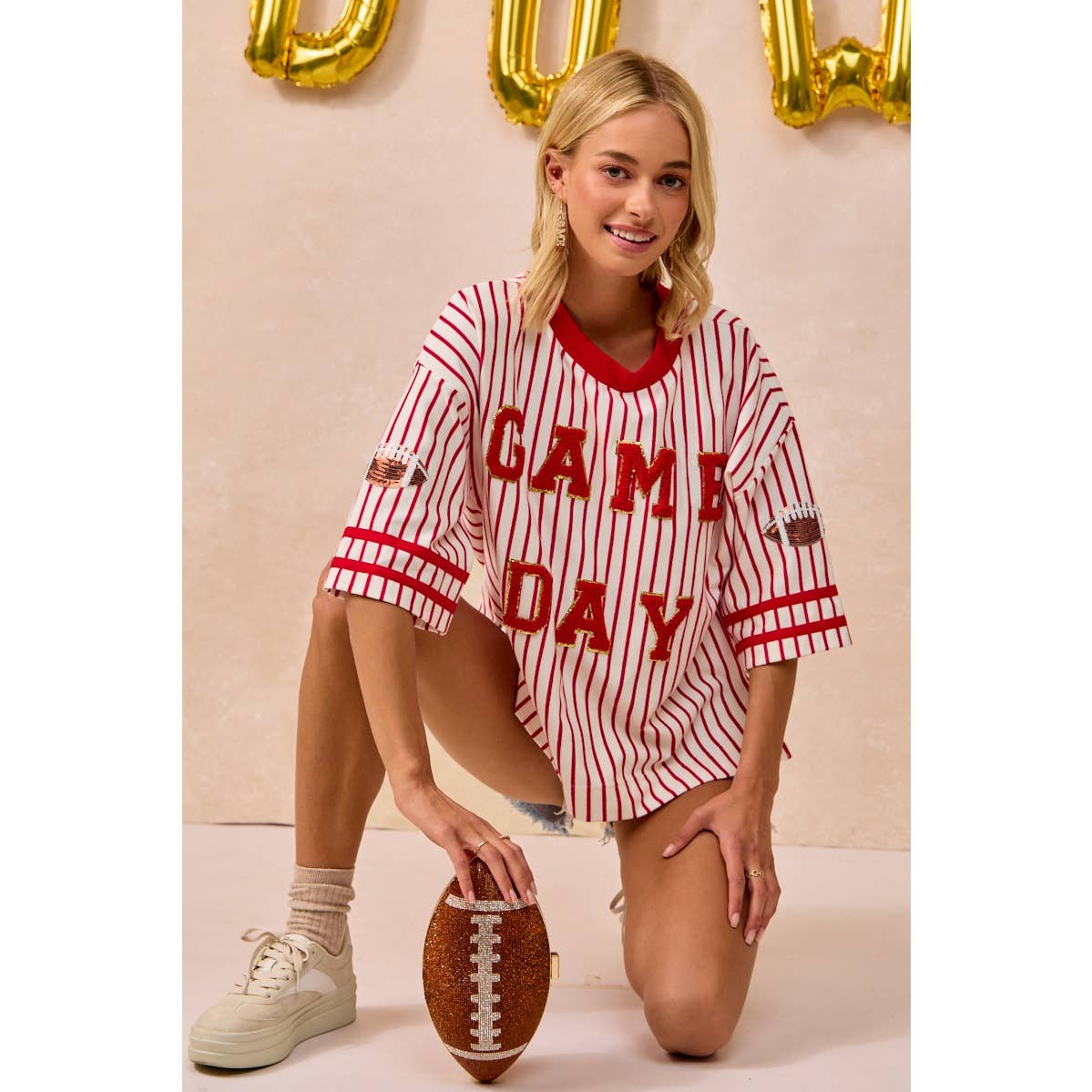 GAMEDAY THEME STRIPE KNIT TOP WITH SLEEVE PATCHED: IVORY/RED / L