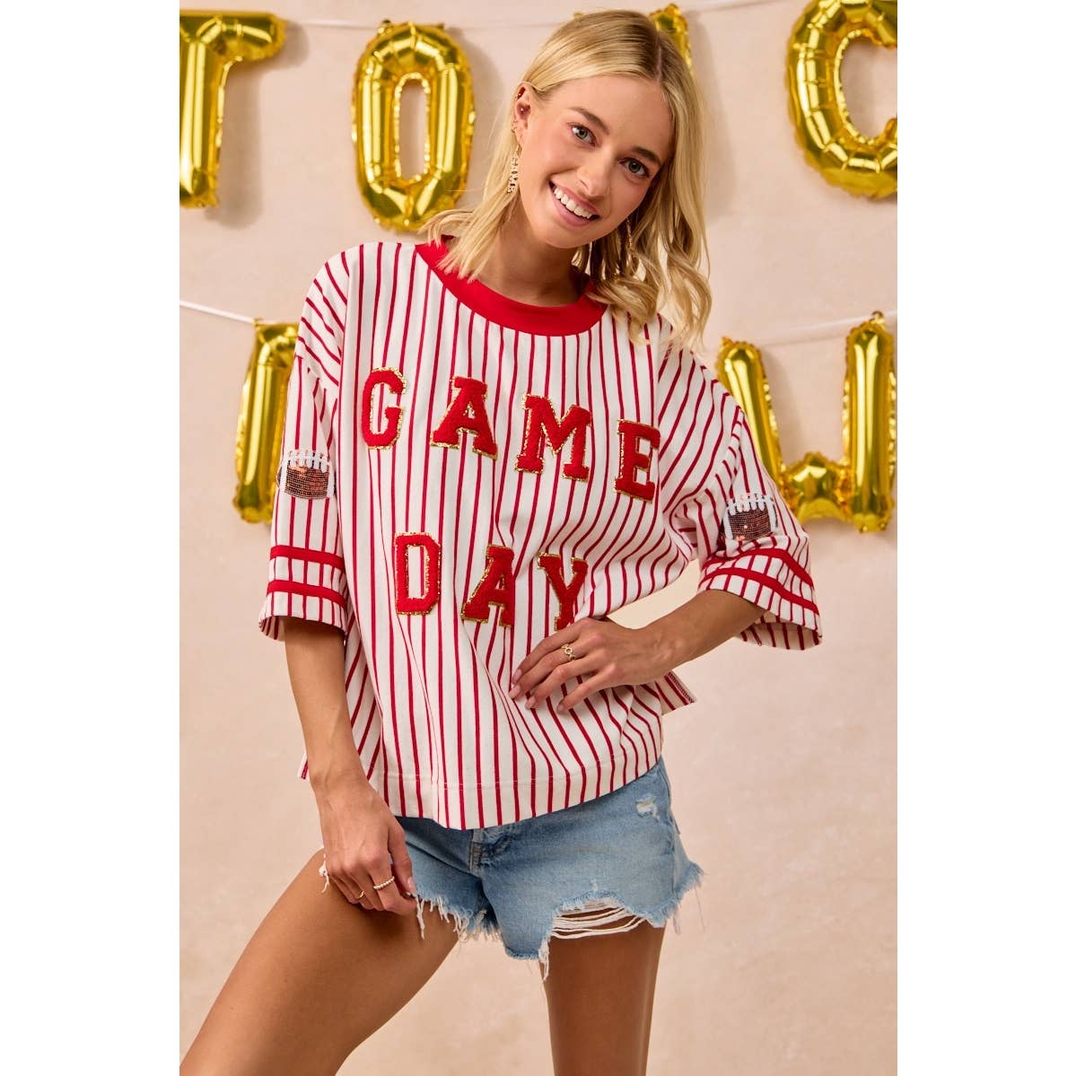 GAMEDAY THEME STRIPE KNIT TOP WITH SLEEVE PATCHED: IVORY/RED / S