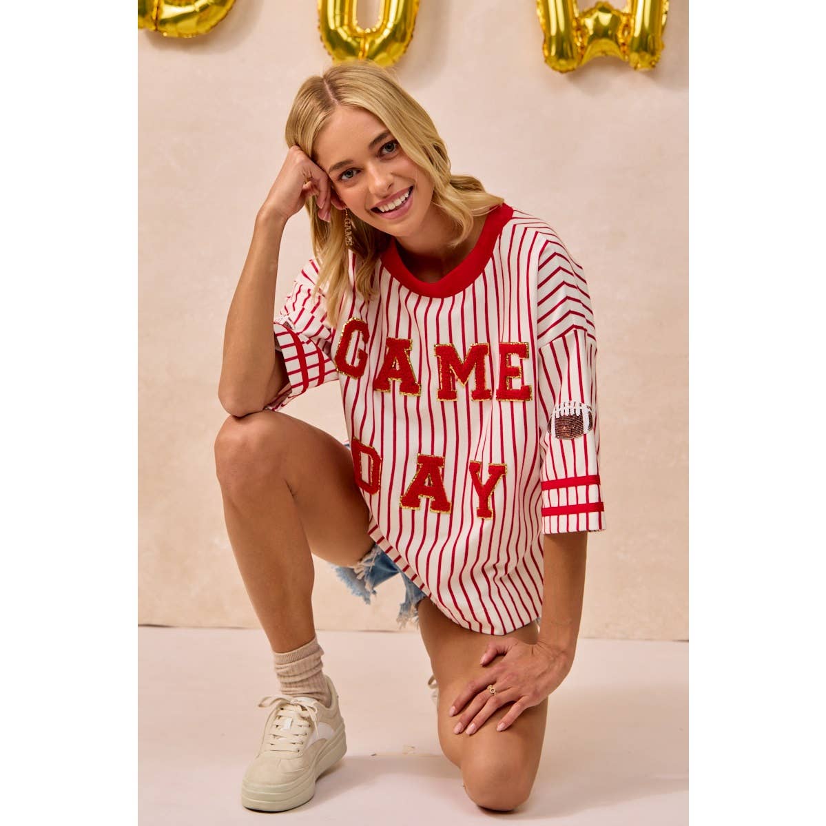 GAMEDAY THEME STRIPE KNIT TOP WITH SLEEVE PATCHED: IVORY/RED / L