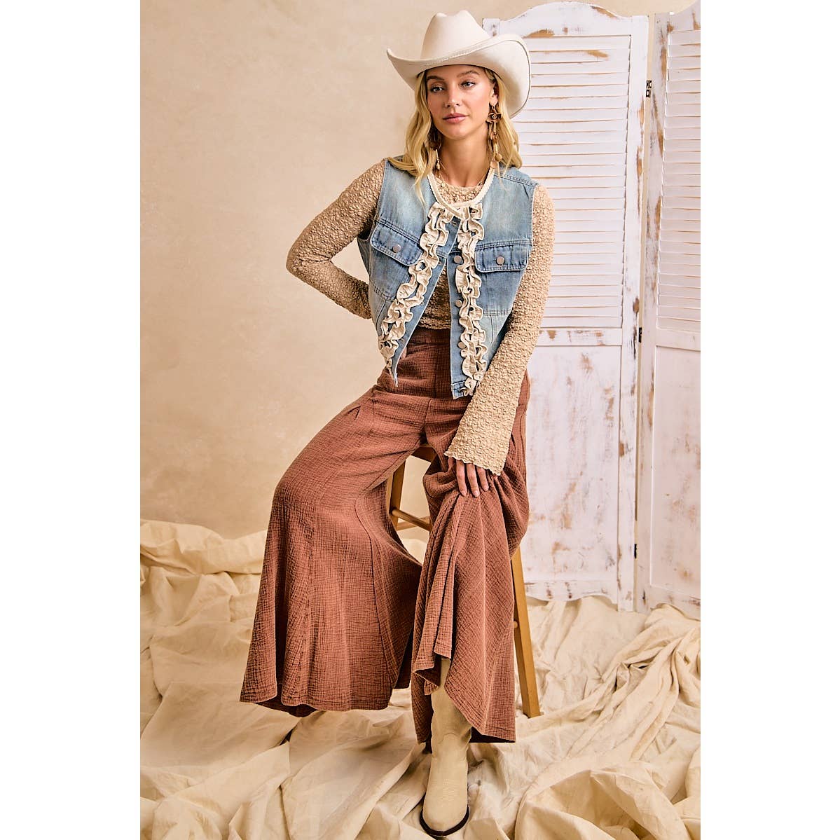 WOMEN WASHED DENIM RUFFLE LAYERING VEST: WASHED DENIM / L