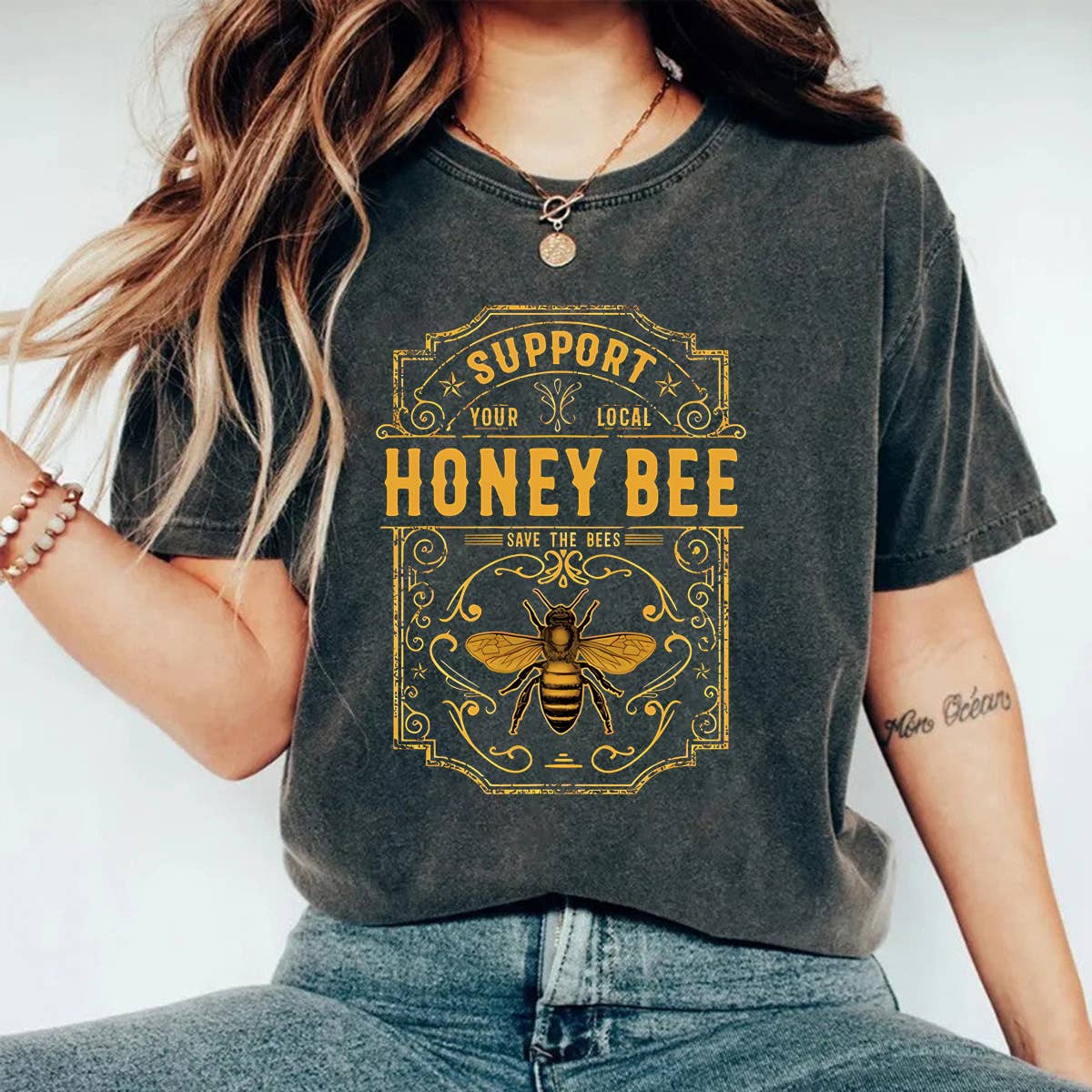 Honeybee Graphic Washed crewneck short sleeve T-shirt: Purple / M