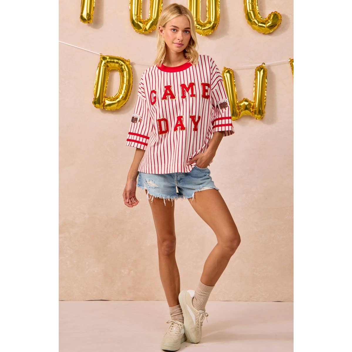GAMEDAY THEME STRIPE KNIT TOP WITH SLEEVE PATCHED: IVORY/RED / L