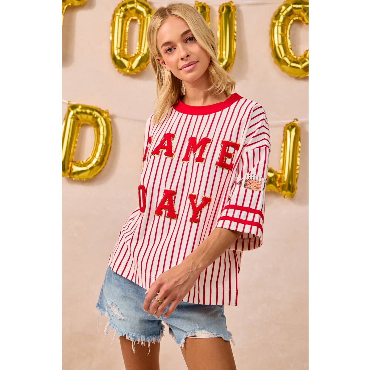 GAMEDAY THEME STRIPE KNIT TOP WITH SLEEVE PATCHED: IVORY/RED / M