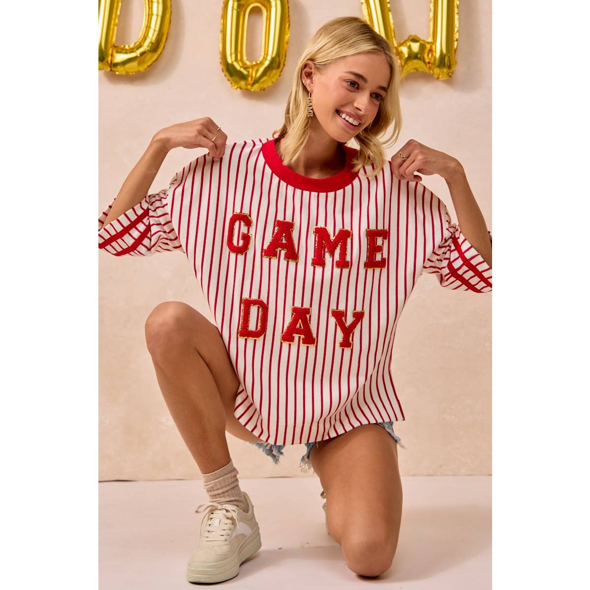 GAMEDAY THEME STRIPE KNIT TOP WITH SLEEVE PATCHED: IVORY/ROYAL / M