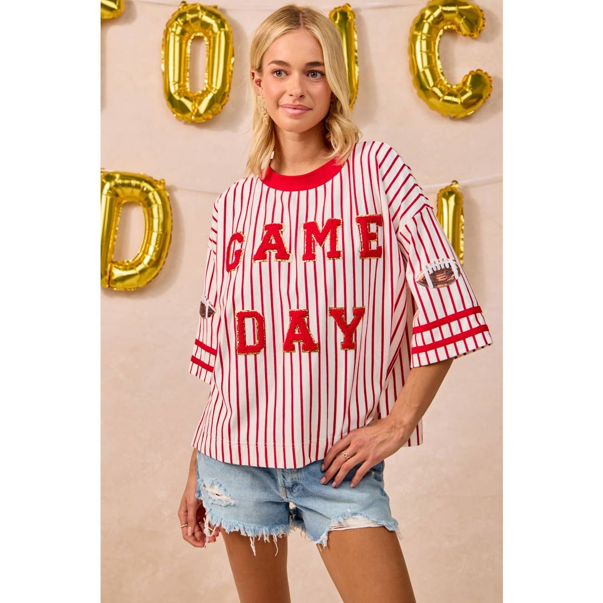 GAMEDAY THEME STRIPE KNIT TOP WITH SLEEVE PATCHED: IVORY/RED / L