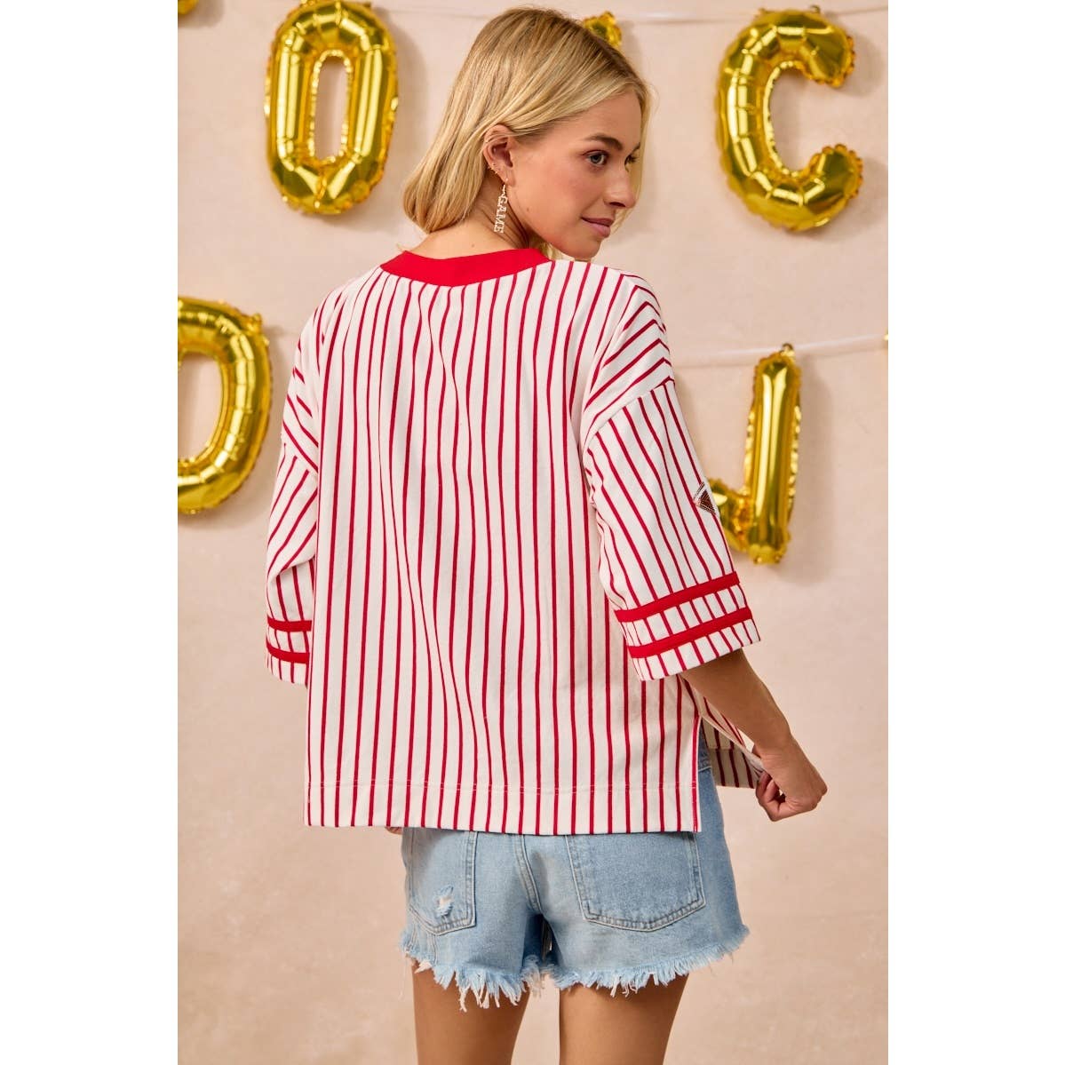 GAMEDAY THEME STRIPE KNIT TOP WITH SLEEVE PATCHED: IVORY/ROYAL / M