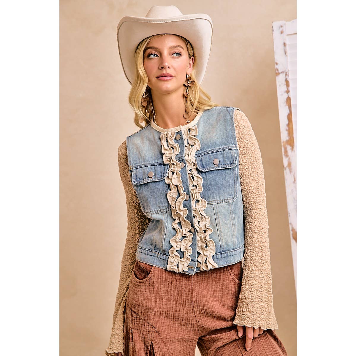 WOMEN WASHED DENIM RUFFLE LAYERING VEST: WASHED DENIM / L
