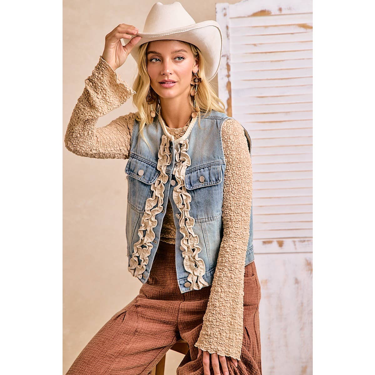 WOMEN WASHED DENIM RUFFLE LAYERING VEST: WASHED DENIM / L