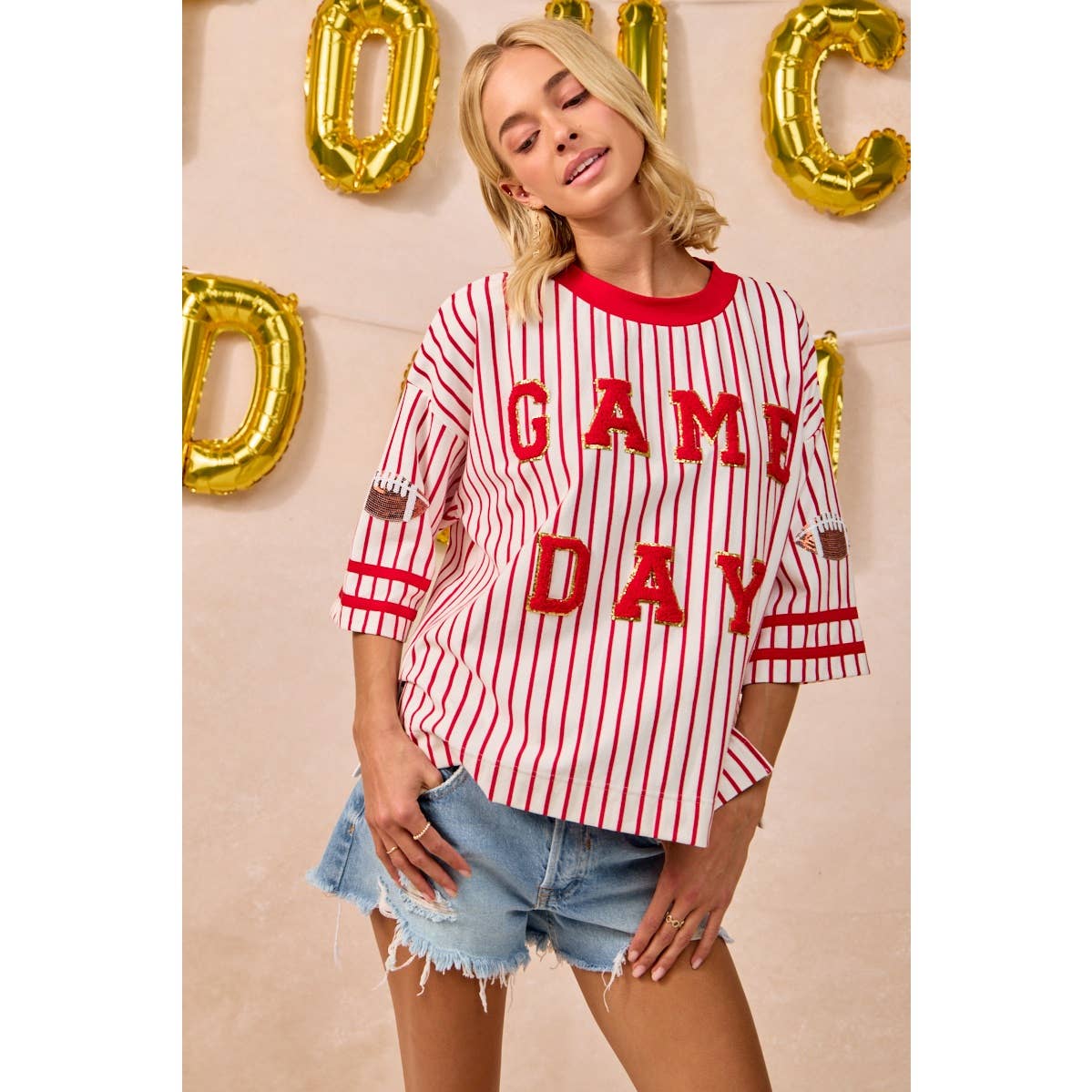 GAMEDAY THEME STRIPE KNIT TOP WITH SLEEVE PATCHED: IVORY/RED / S
