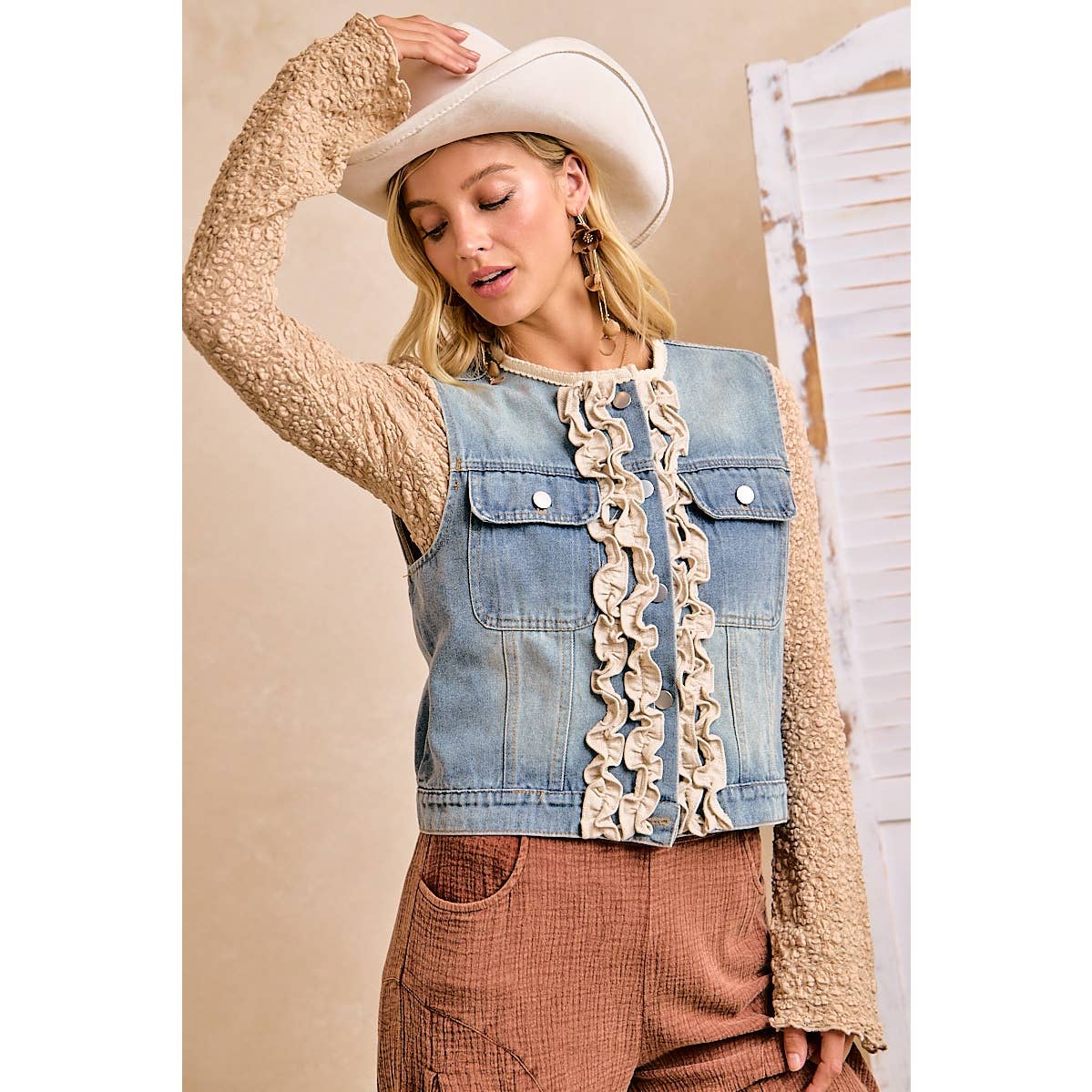 WOMEN WASHED DENIM RUFFLE LAYERING VEST: WASHED DENIM / L