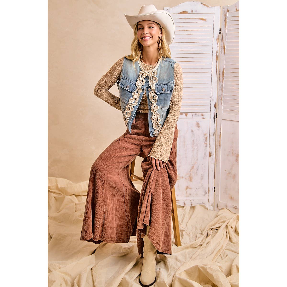 WOMEN WASHED DENIM RUFFLE LAYERING VEST: WASHED DENIM / L