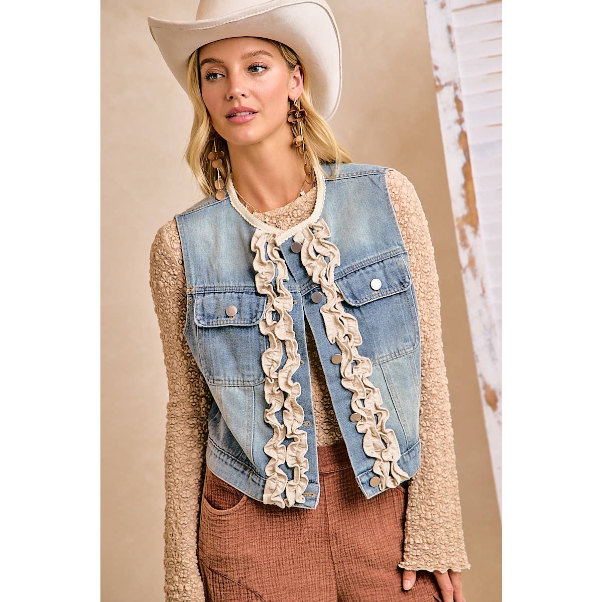 WOMEN WASHED DENIM RUFFLE LAYERING VEST: WASHED DENIM / L