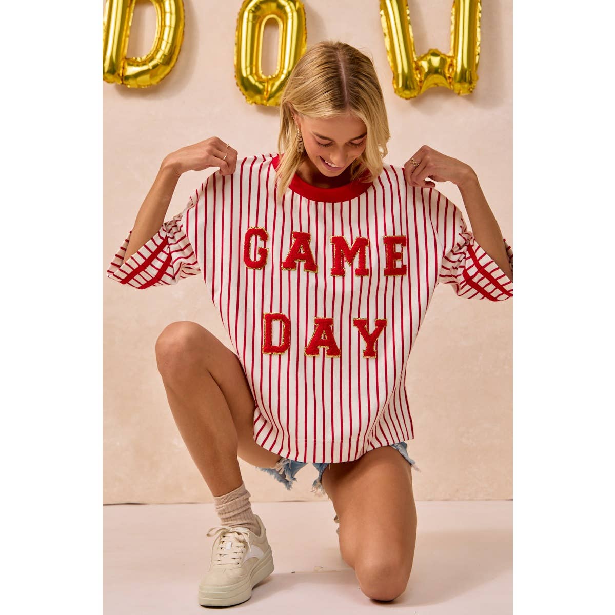 GAMEDAY THEME STRIPE KNIT TOP WITH SLEEVE PATCHED: IVORY/RED / XL
