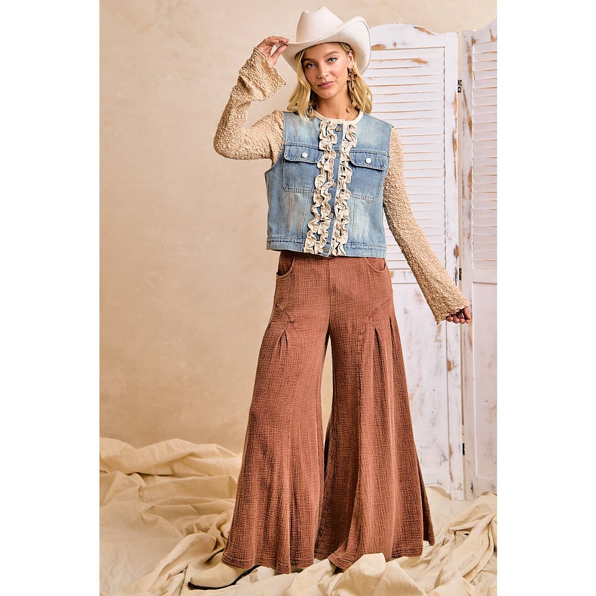 WOMEN WASHED DENIM RUFFLE LAYERING VEST: WASHED DENIM / L