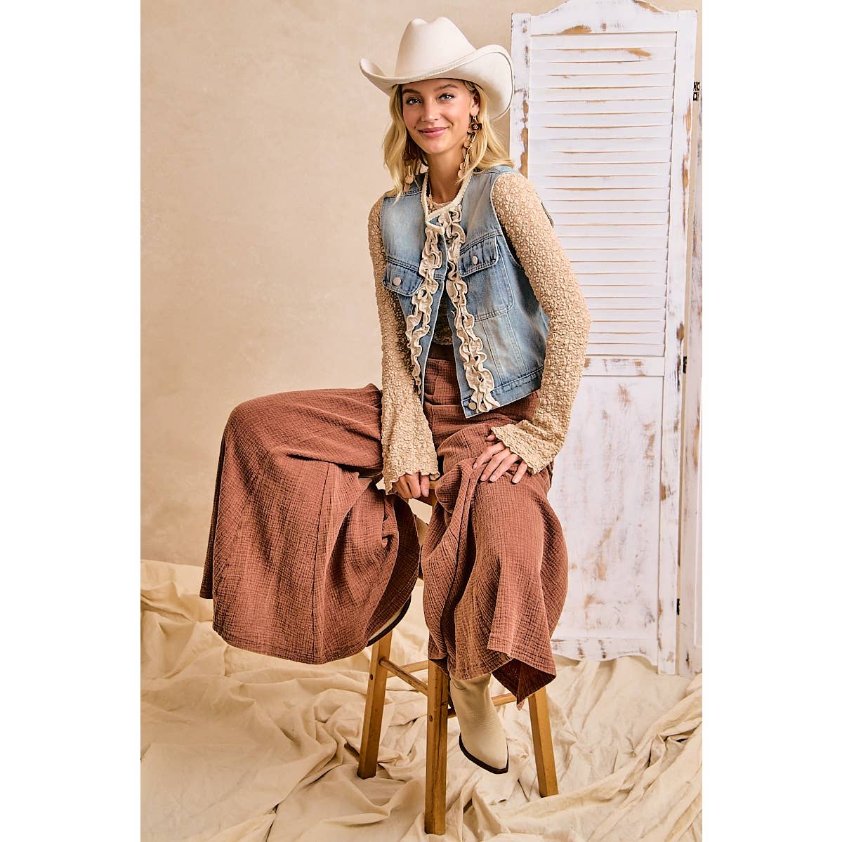 WOMEN WASHED DENIM RUFFLE LAYERING VEST: WASHED DENIM / L