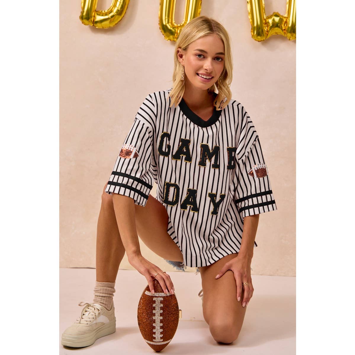 GAMEDAY THEME STRIPE KNIT TOP WITH SLEEVE PATCHED: IVORY/ROYAL / M